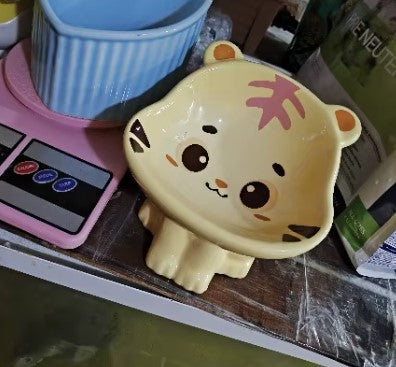 A ceramic cute lion-shaped pet bowl on the table - Customer review photo