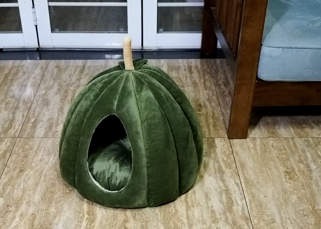 Pumpkin-shaped cat bed, Halloween pet bed for cats, fully enclosed pet nest, cozy winter cat nest, festive cat cushion.