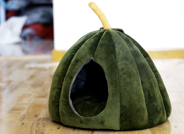 Pumpkin-shaped cat bed, Halloween pet bed for cats, fully enclosed pet nest, cozy winter cat nest, festive cat cushion.