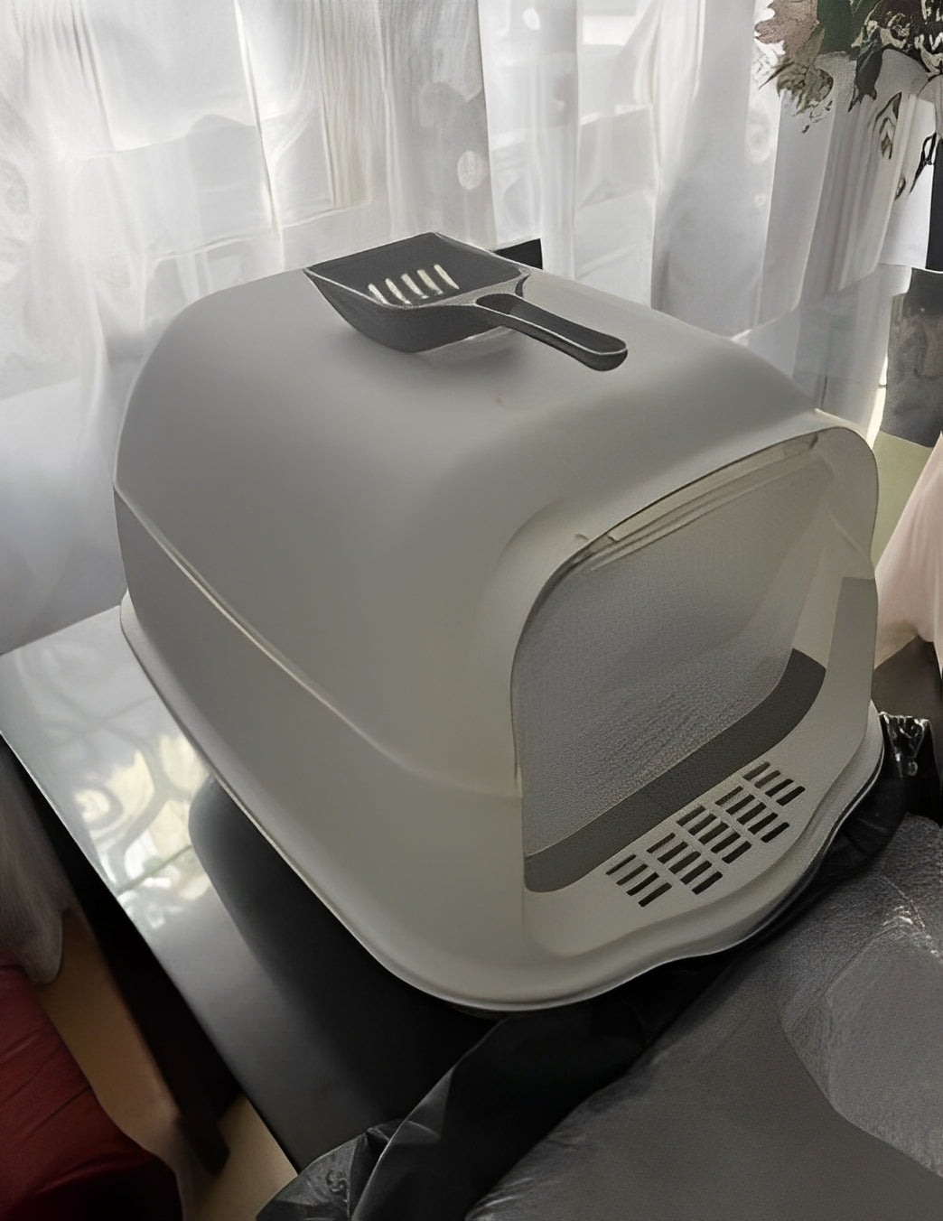 Modern design enclosed litter box for indoor cats - Customer review photo