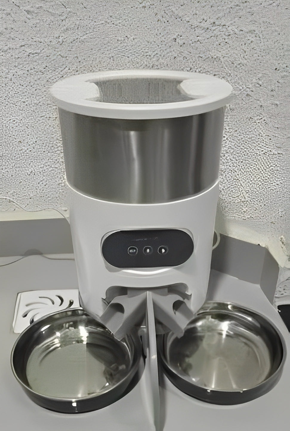 Automatic pet feeding station with portion control and two stainless steel food bowls - Customer review photo
