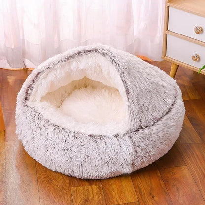 Plush winter round dog bed for small and medium pets, providing warmth and comfort for a cozy resting spot.