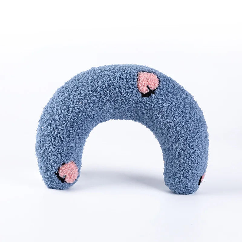 Cozy small U-shaped pillow for pets, ideal for cats and small dogs, providing neck support and comfort for restful sleep.