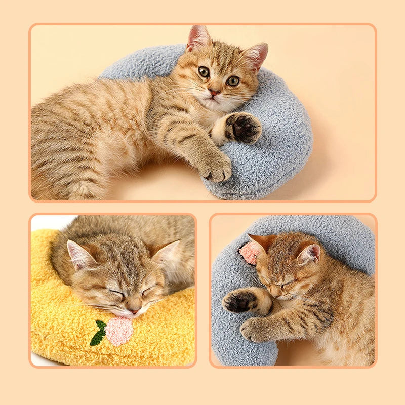 Cozy small U-shaped pillow for pets, ideal for cats and small dogs, providing neck support and comfort for restful sleep.