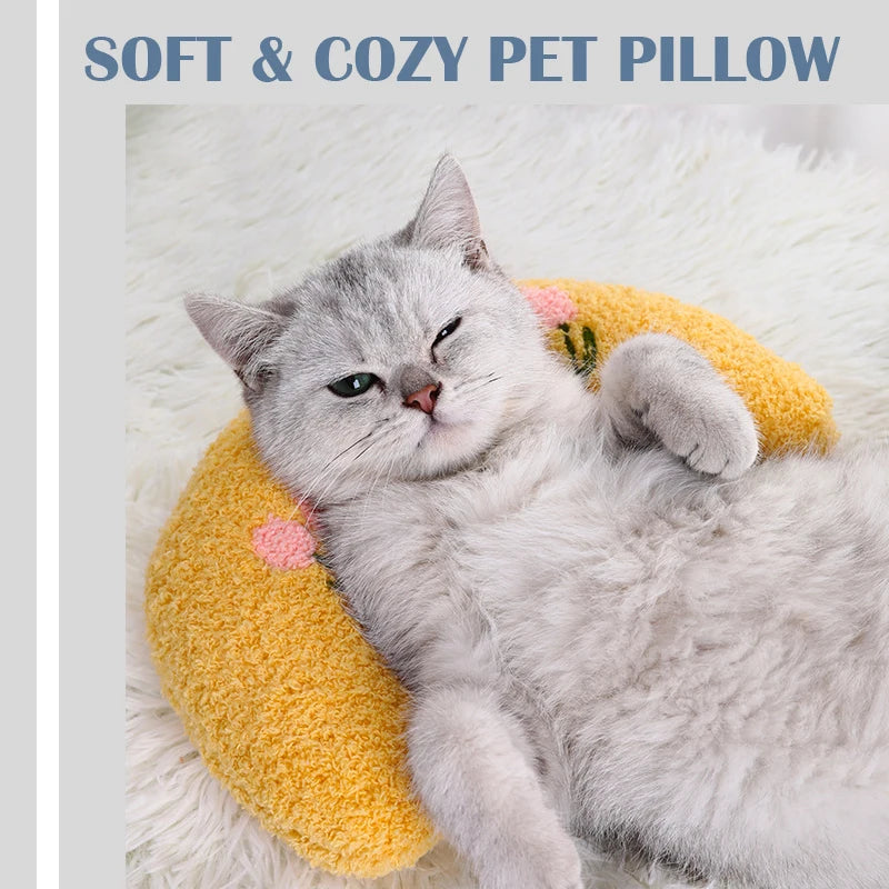 Cozy small U-shaped pillow for pets, ideal for cats and small dogs, providing neck support and comfort for restful sleep.