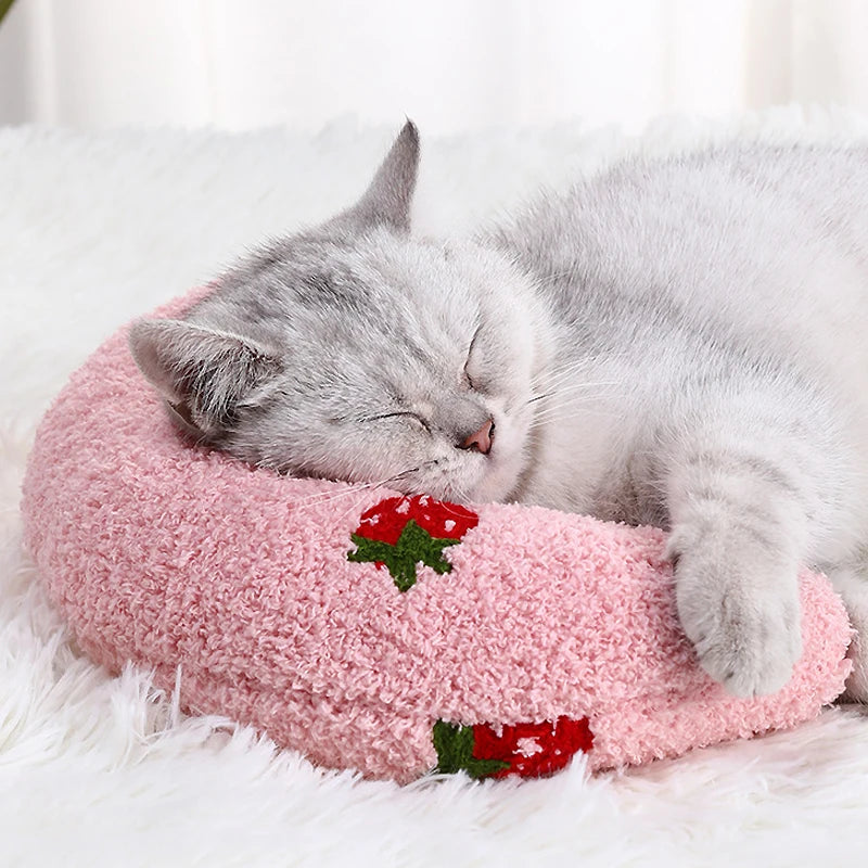 Cozy small U-shaped pillow for pets, ideal for cats and small dogs, providing neck support and comfort for restful sleep.