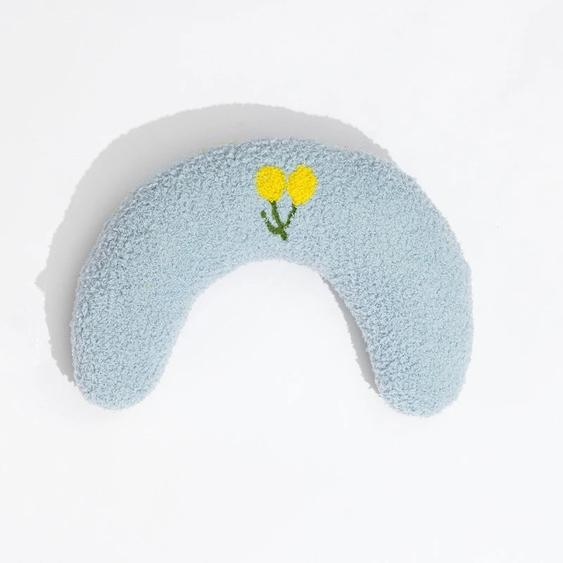 Cozy small U-shaped pillow for pets, ideal for cats and small dogs, providing neck support and comfort for restful sleep.