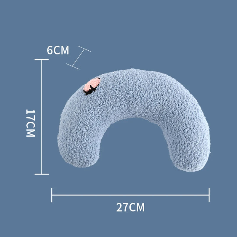 Cozy small U-shaped pillow for pets, ideal for cats and small dogs, providing neck support and comfort for restful sleep.