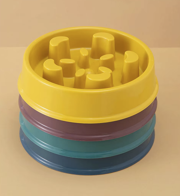 Anti-choking pet slow food bowl for cats and dogs, featuring a non-slip base and durable plastic construction for safe, healthy feeding habits.